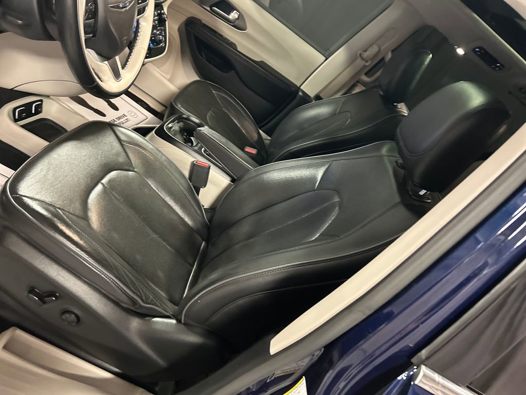 Used 2019 Chrysler Pacifica Limited FWD image 12