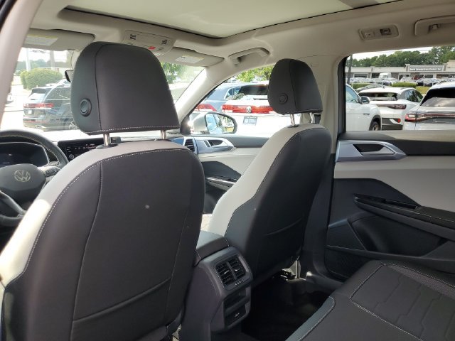 Certified 2025 Volkswagen Taos SE w/ Panoramic Sunroof Package FWD image 17