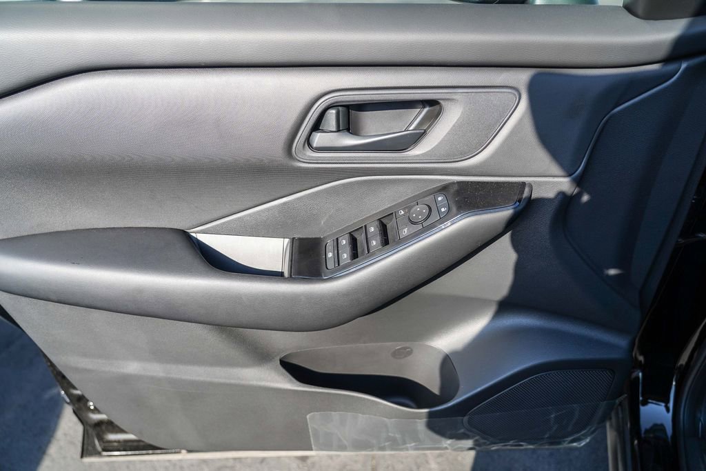 New 2025 Nissan Rogue S image 23