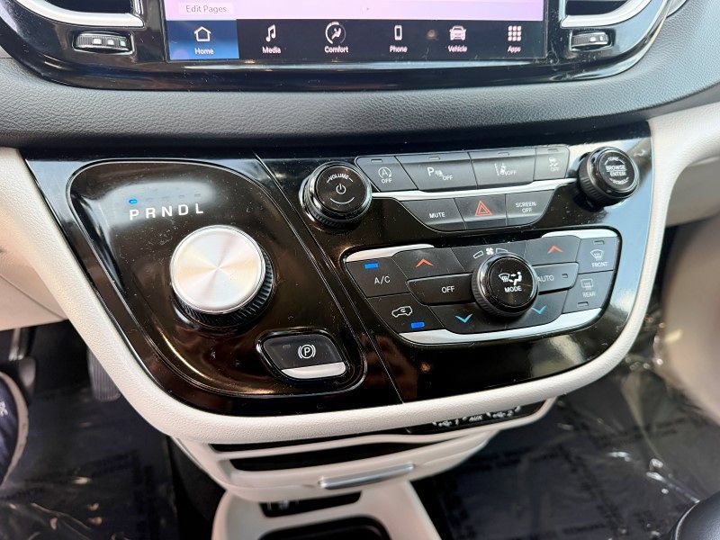 Used 2023 Chrysler Pacifica Touring-L FWD image 25