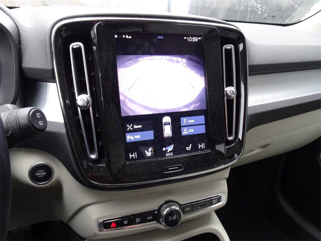 Used 2021 Volvo XC40 T5 Momentum w/ Premium Package image 8