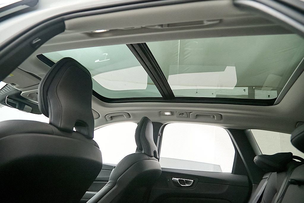 Certified 2025 Volvo XC60 B5 Plus AWD/4WD image 21