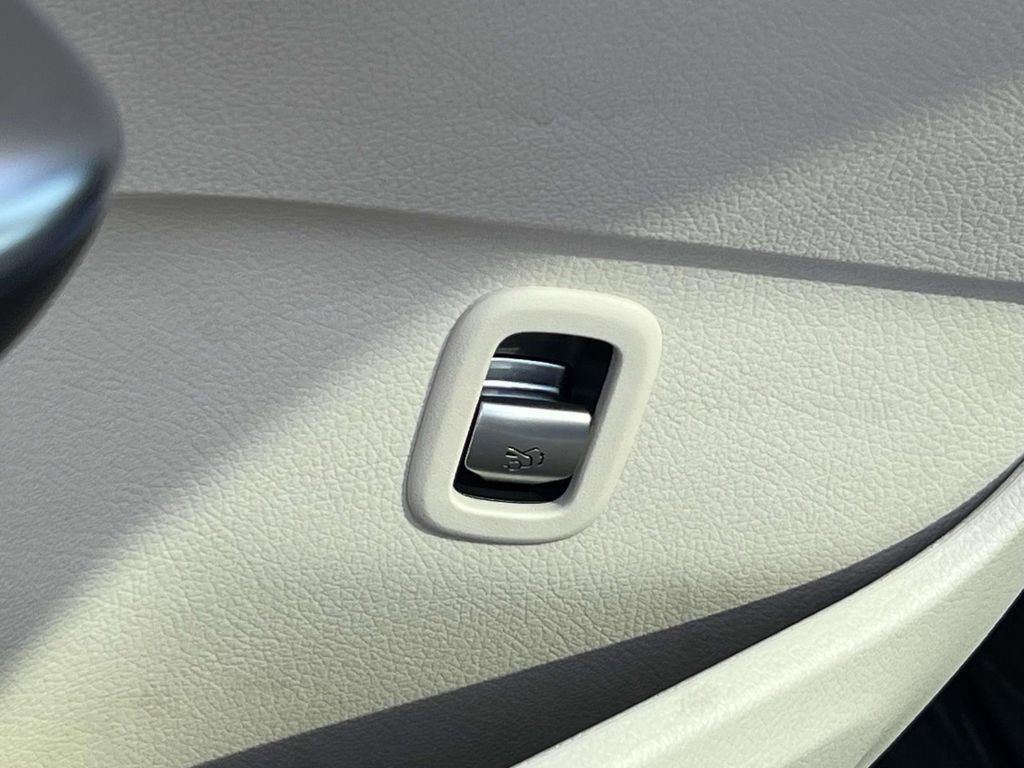 Used 2023 Mercedes-Benz C 300 4MATIC Sedan image 19