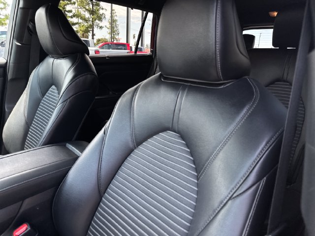 Used 2023 Toyota Highlander XSE FWD image 11