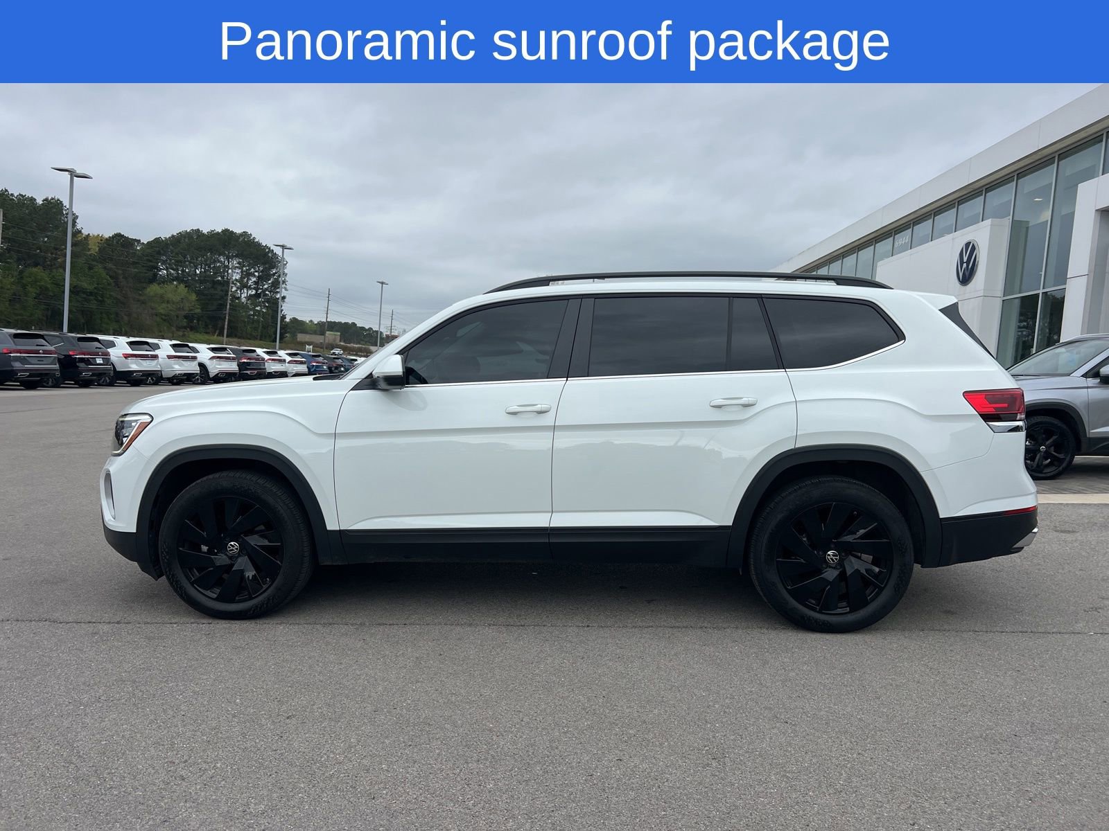 Used 2025 Volkswagen Atlas SE w/ Panoramic Sunroof Package image 3