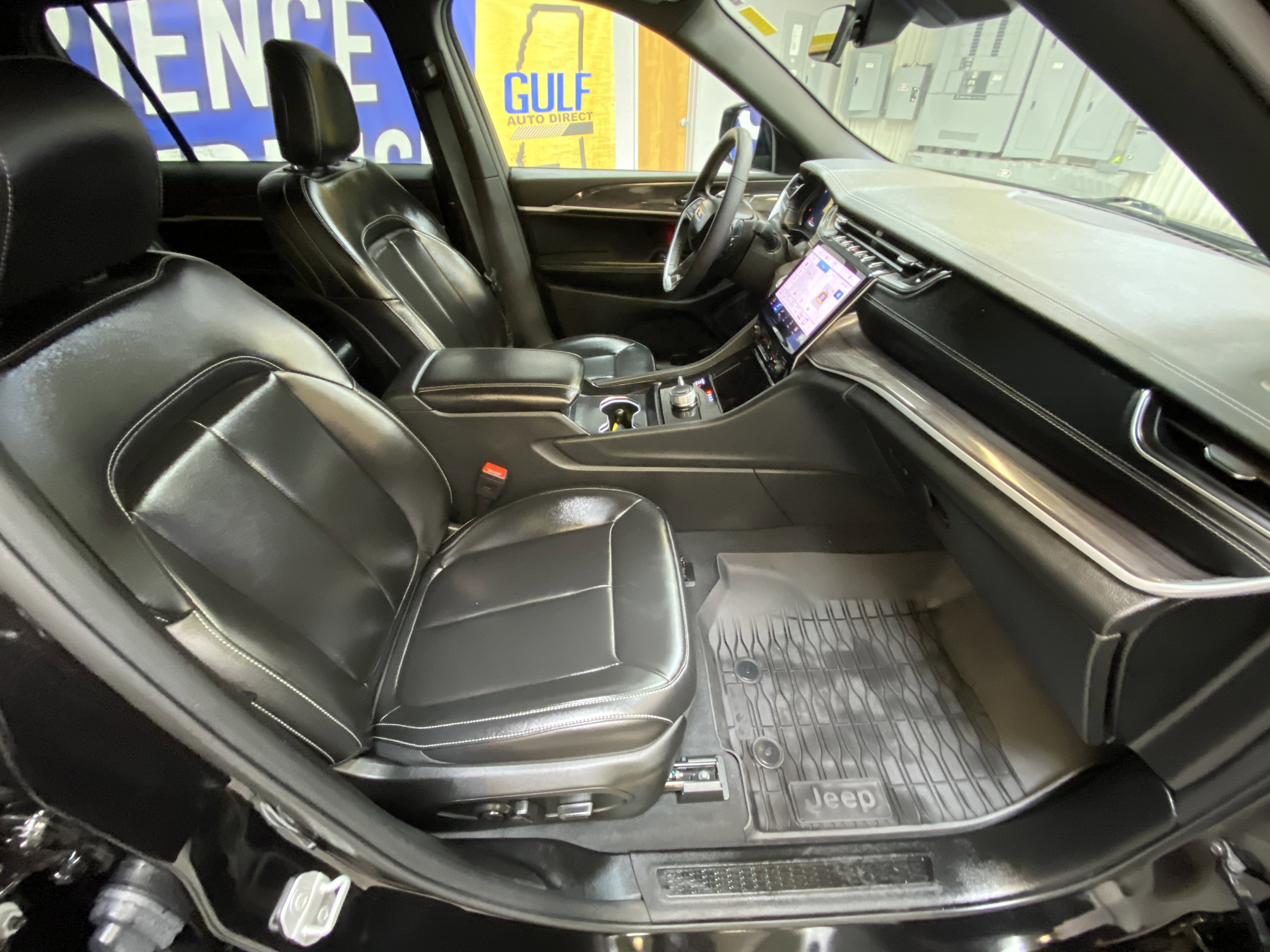 Used 2025 Jeep Grand Cherokee L Limited w/ Black Appearance Package image 27