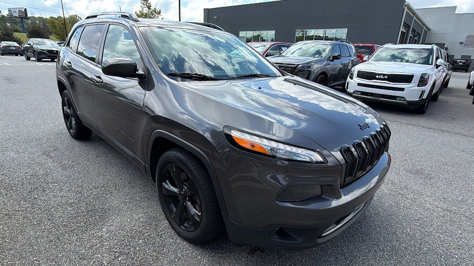 Used 2018 Jeep Cherokee Latitude w/ Altitude Package FWD image 5