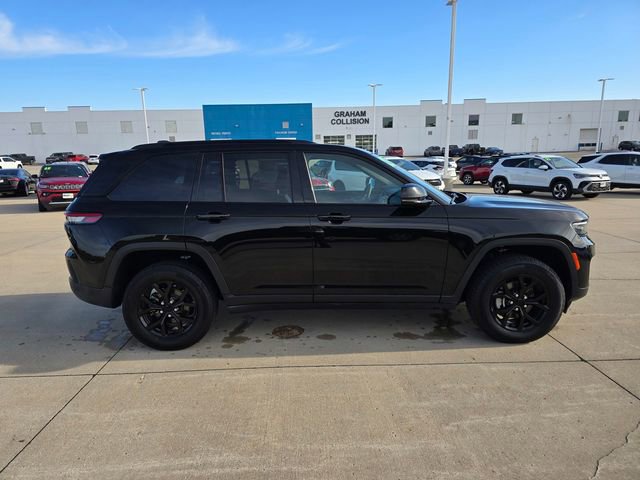 Used 2025 Jeep Grand Cherokee Altitude AWD/4WD image 16