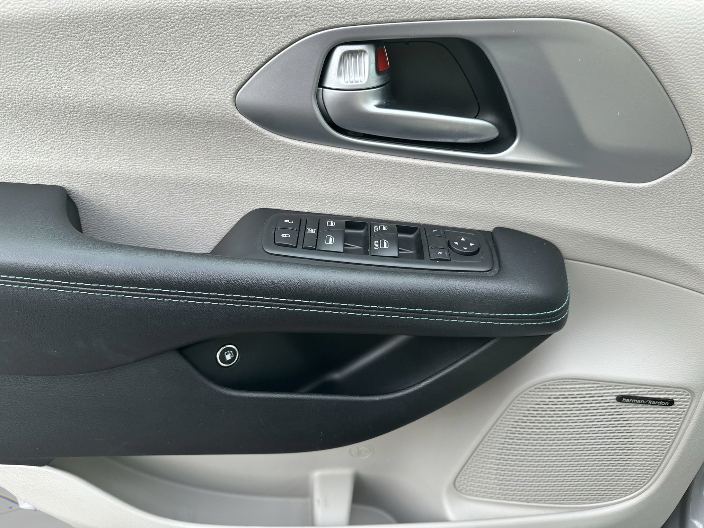 Used 2018 Chrysler Pacifica Limited w/ Advanced Safetytec Group FWD image 15