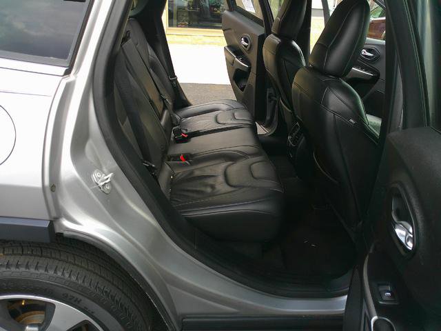 Used 2019 Jeep Cherokee Limited image 7