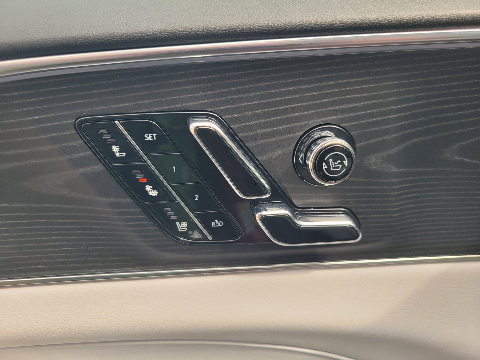 Certified 2025 Cadillac Lyriq Luxury AWD/4WD image 15
