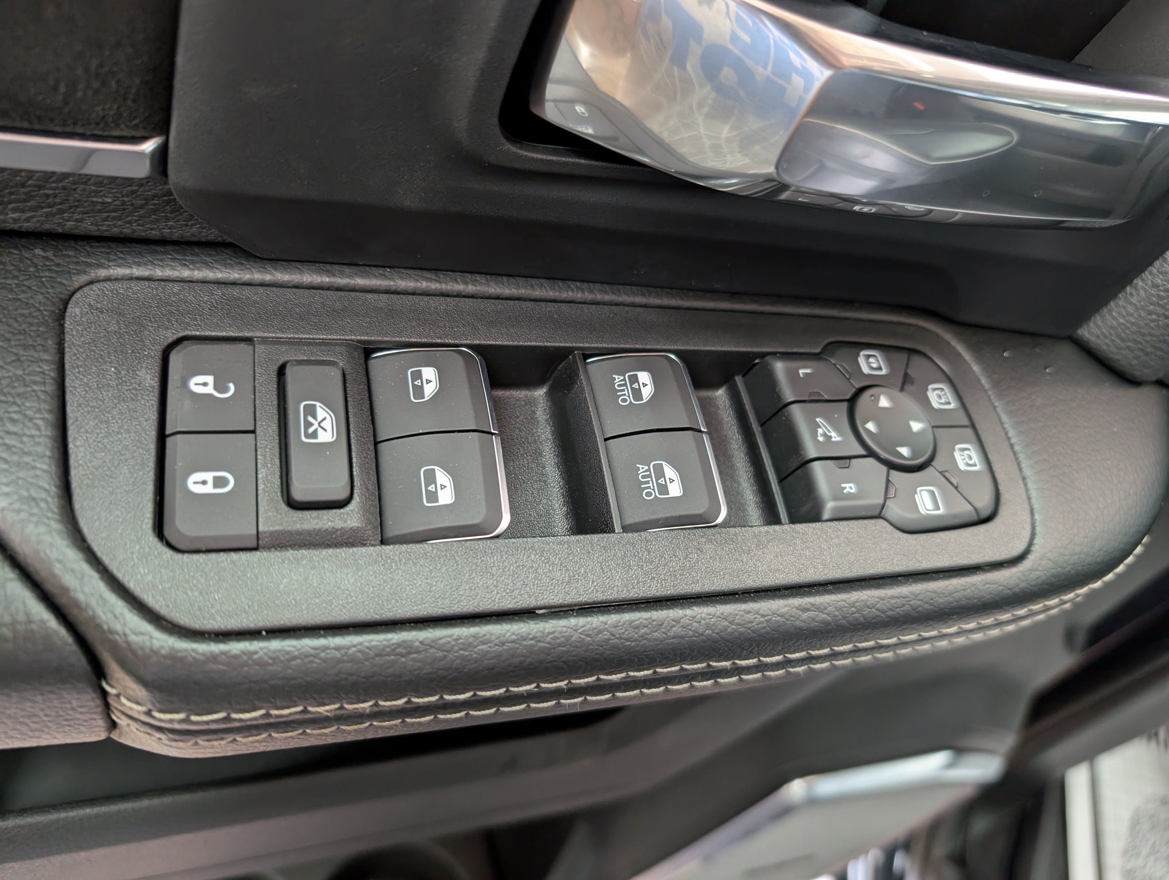 New 2026 RAM 2500 Laramie AWD/4WD image 17