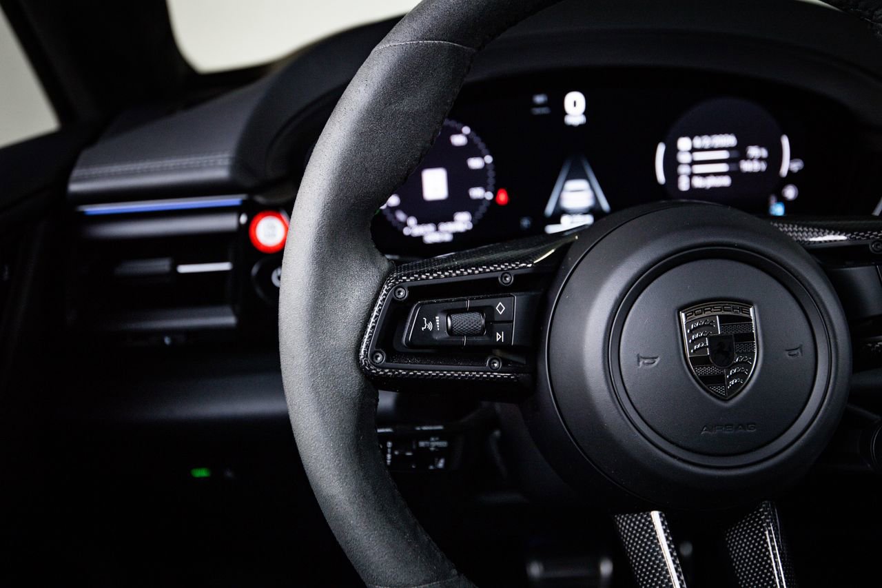 Certified 2025 Porsche Macan Turbo Electric AWD/4WD image 17