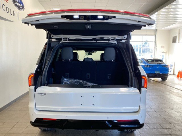 New 2026 Lincoln Navigator Reserve w/ Jet Appearance Package AWD/4WD image 10