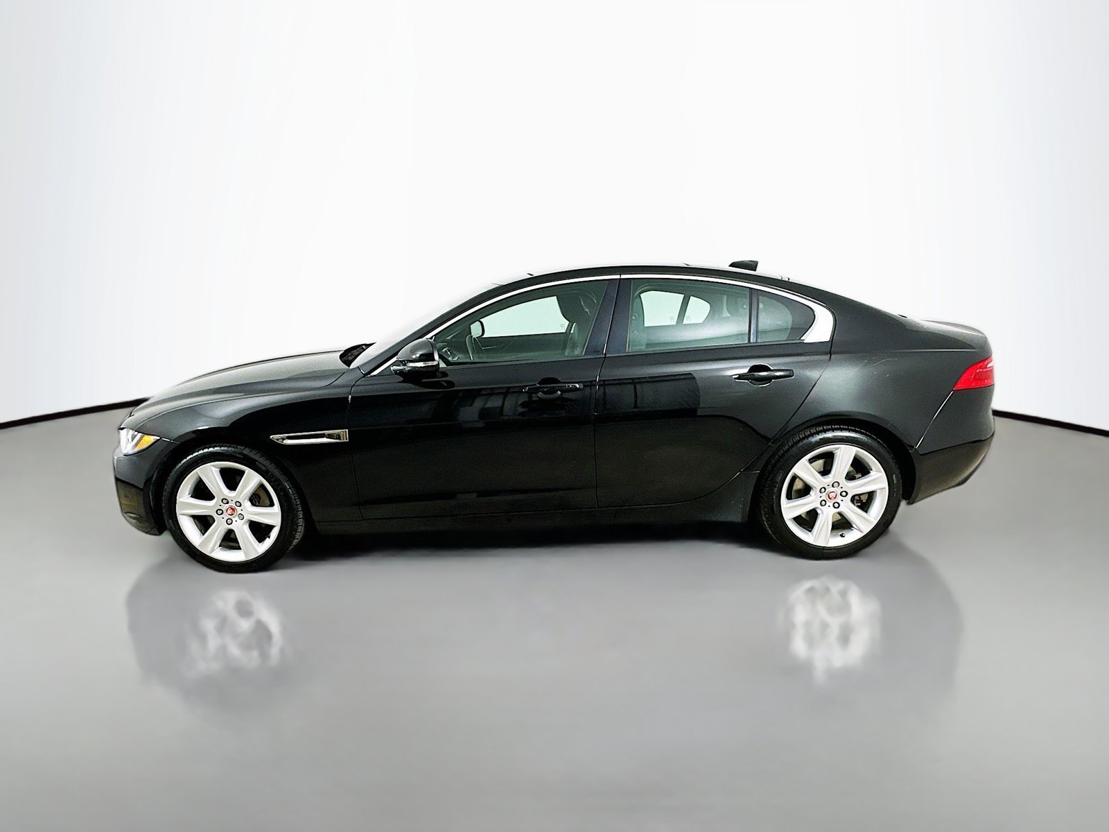 Used 2018 Jaguar XE Premium AWD/4WD image 8