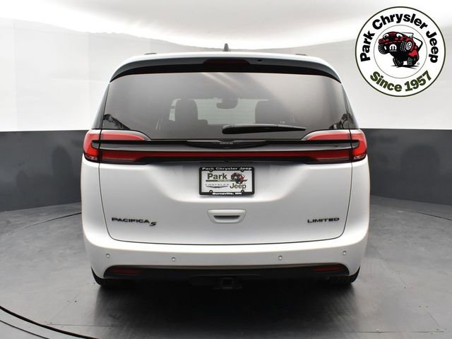 Used 2024 Chrysler Pacifica Limited w/ Uconnect Theater Family Group image 5