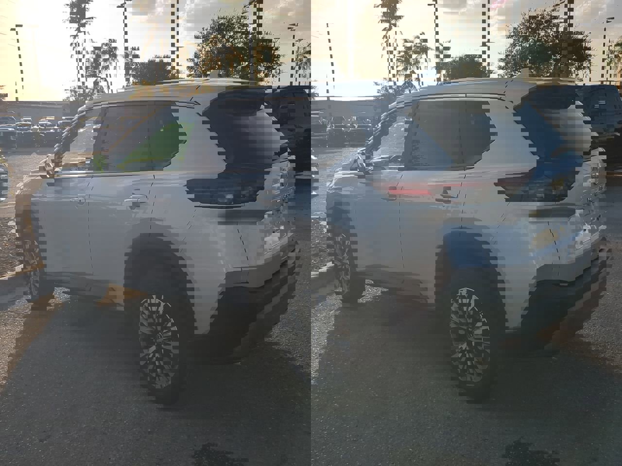 Used 2023 Nissan Rogue SV image 7