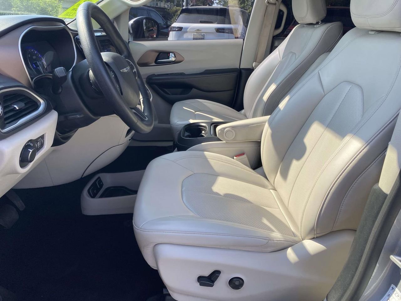 Used 2021 Chrysler Voyager Lxi FWD image 12