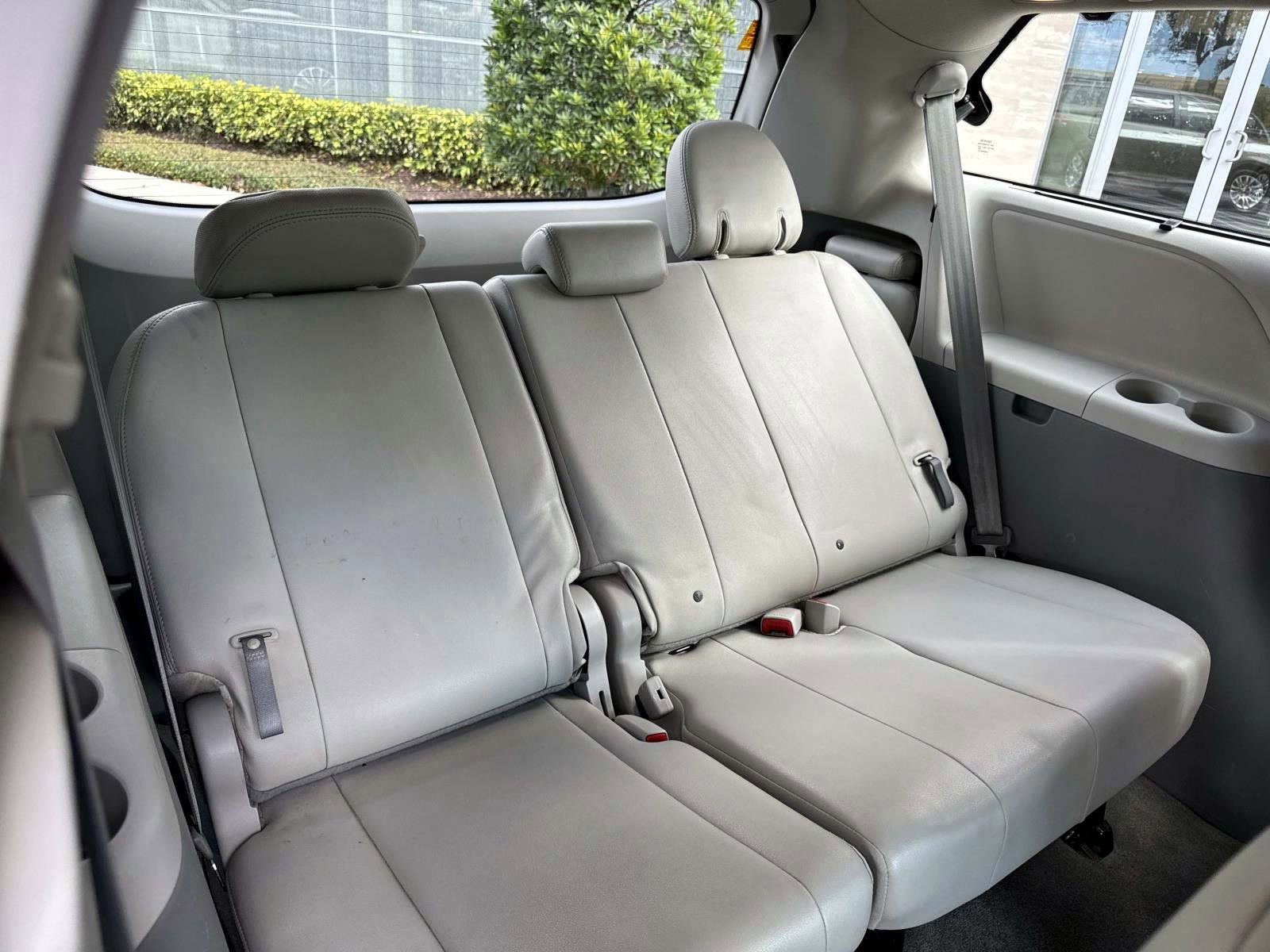 Used 2014 Toyota Sienna XLE image 19
