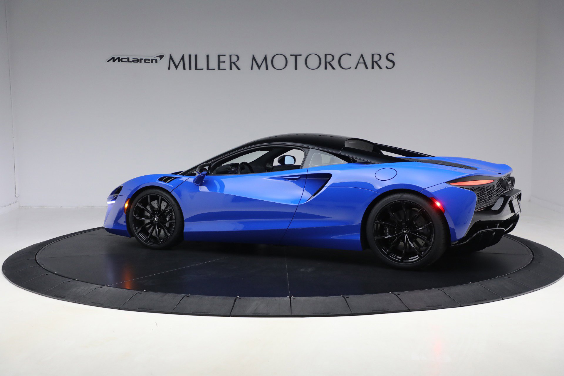 Used 2023 McLaren Artura image 4