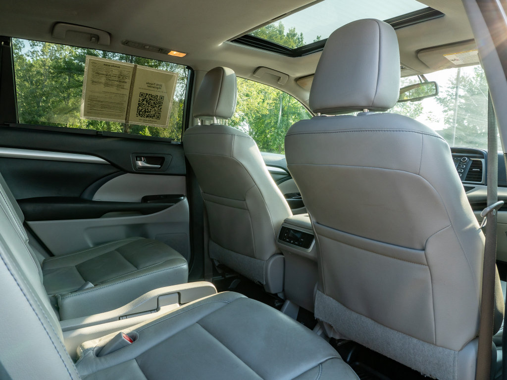 Used 2016 Toyota Highlander XLE AWD/4WD image 18