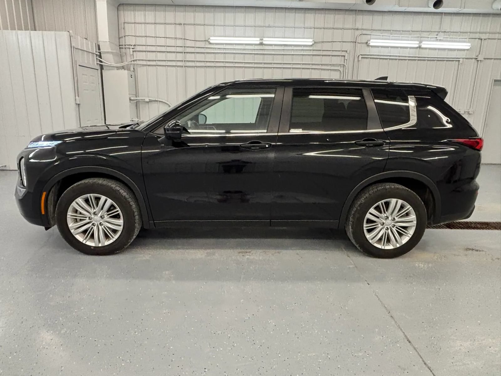 Used 2024 Mitsubishi Outlander ES AWD/4WD image 2