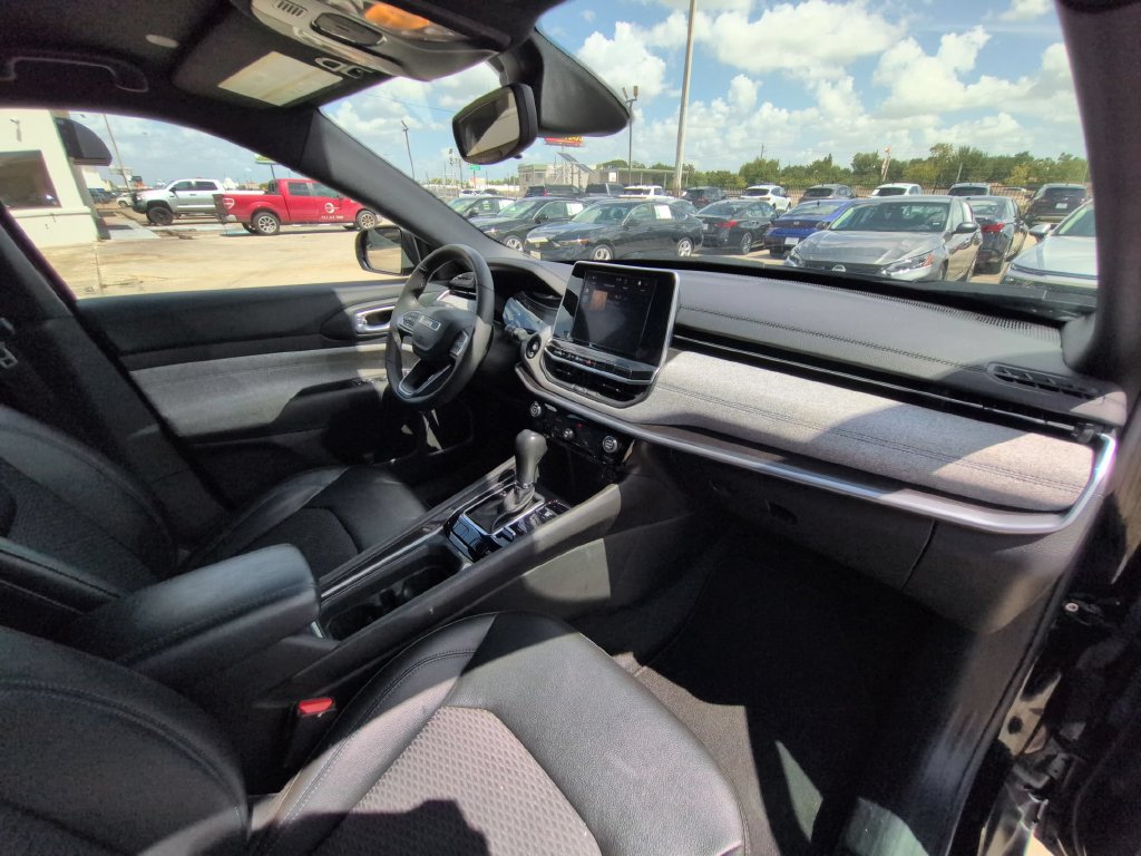 Used 2025 Jeep Compass Latitude AWD/4WD image 31