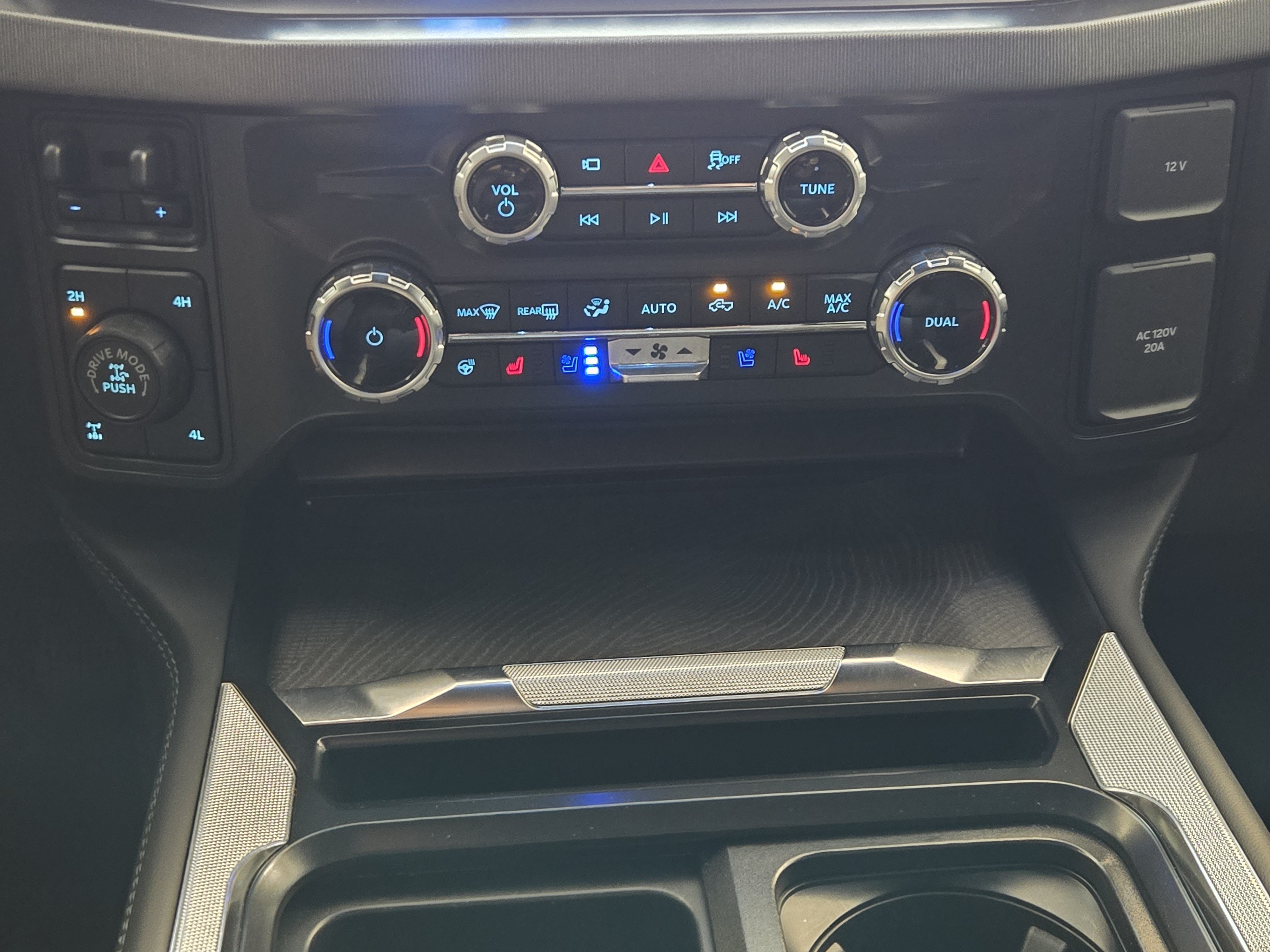 Certified 2025 Ford F250 Platinum w/ Tremor Off-Road Package AWD/4WD image 17