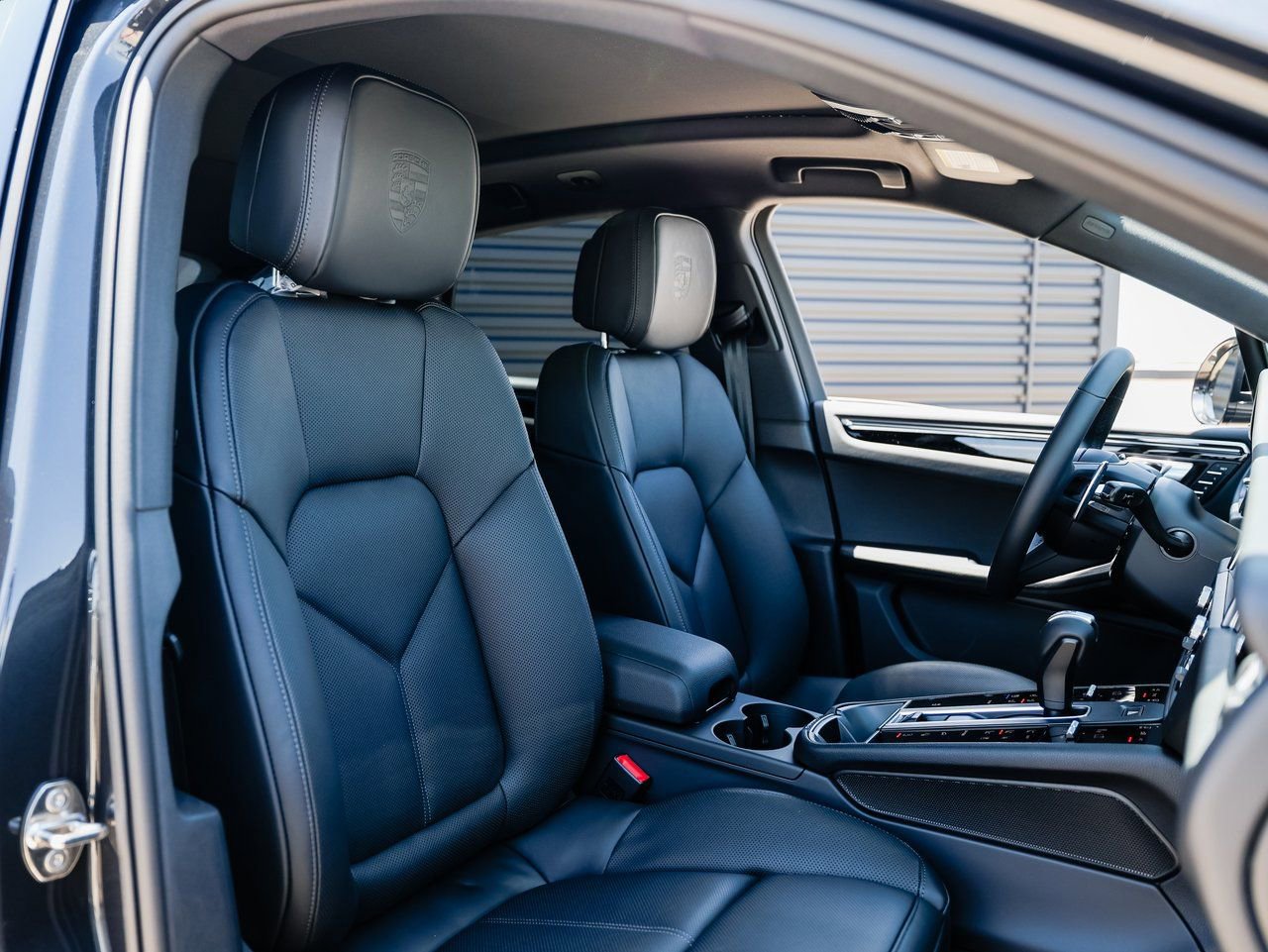 Certified 2025 Porsche Macan AWD/4WD image 28