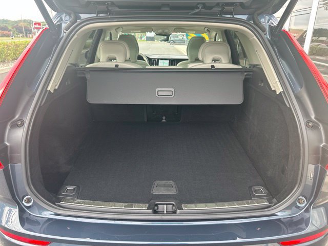 Used 2022 Volvo XC60 B5 Momentum w/ Climate Package AWD/4WD image 11