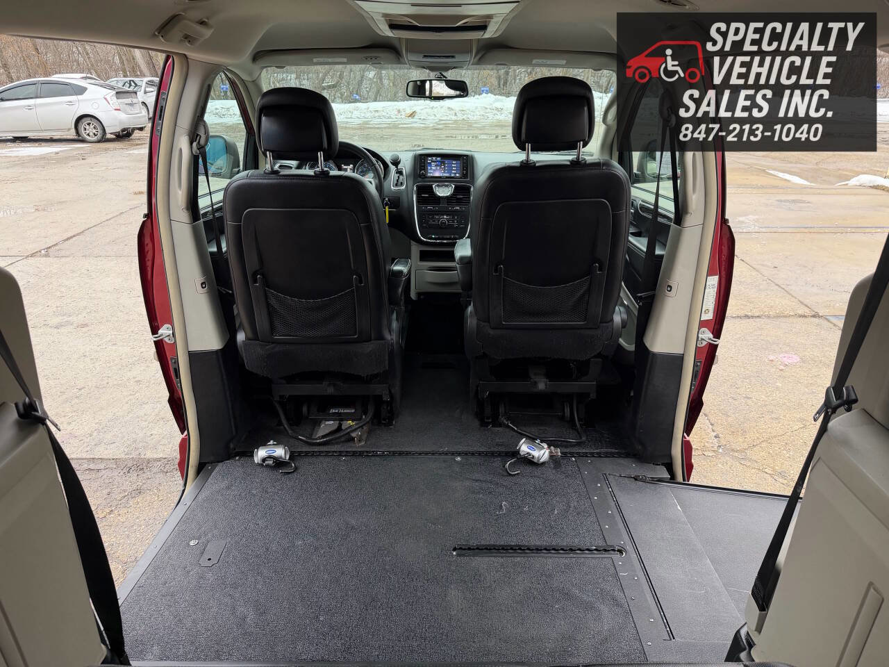 Used 2014 Chrysler Town & Country Touring image 25