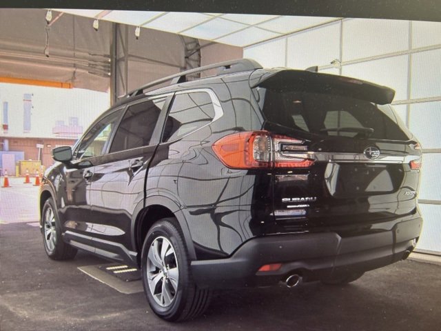 Used 2024 Subaru Ascent Premium w/ Convenience Package image 2