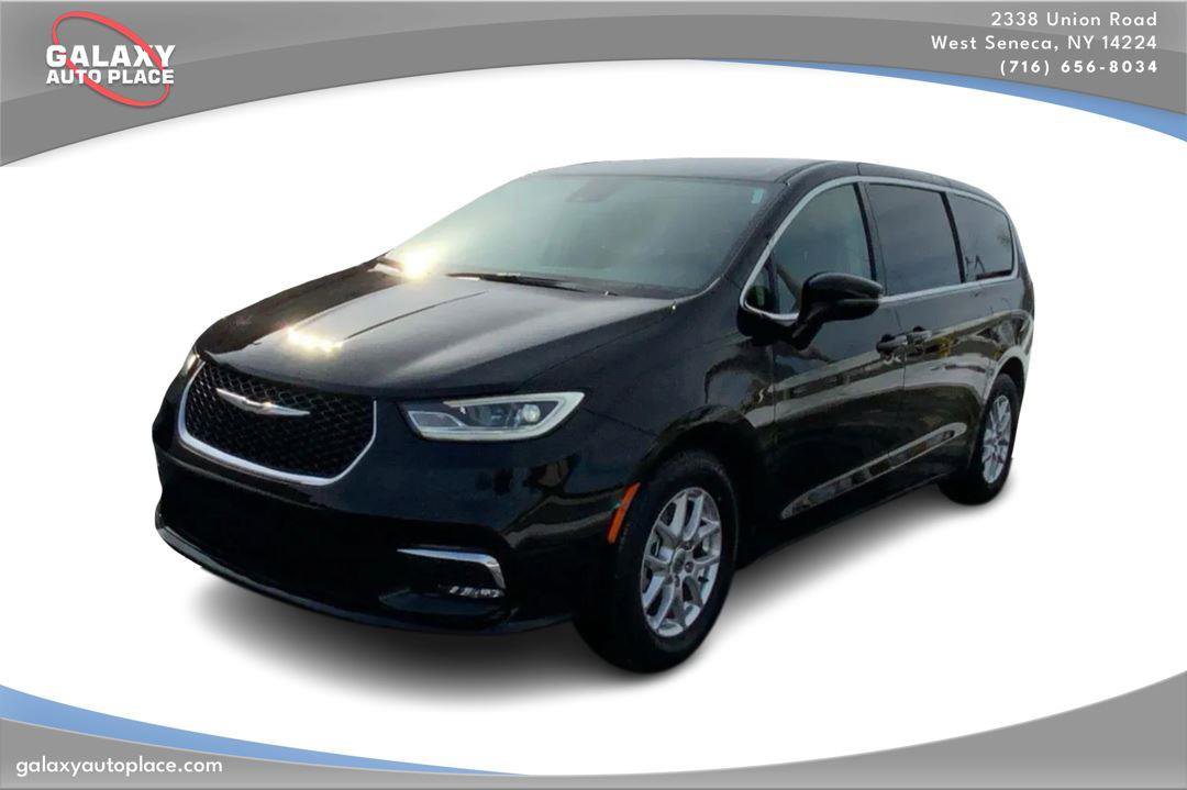 Used 2024 Chrysler Pacifica Touring-L FWD image 1