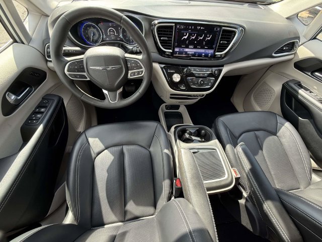 Used 2024 Chrysler Pacifica Touring-L FWD image 13