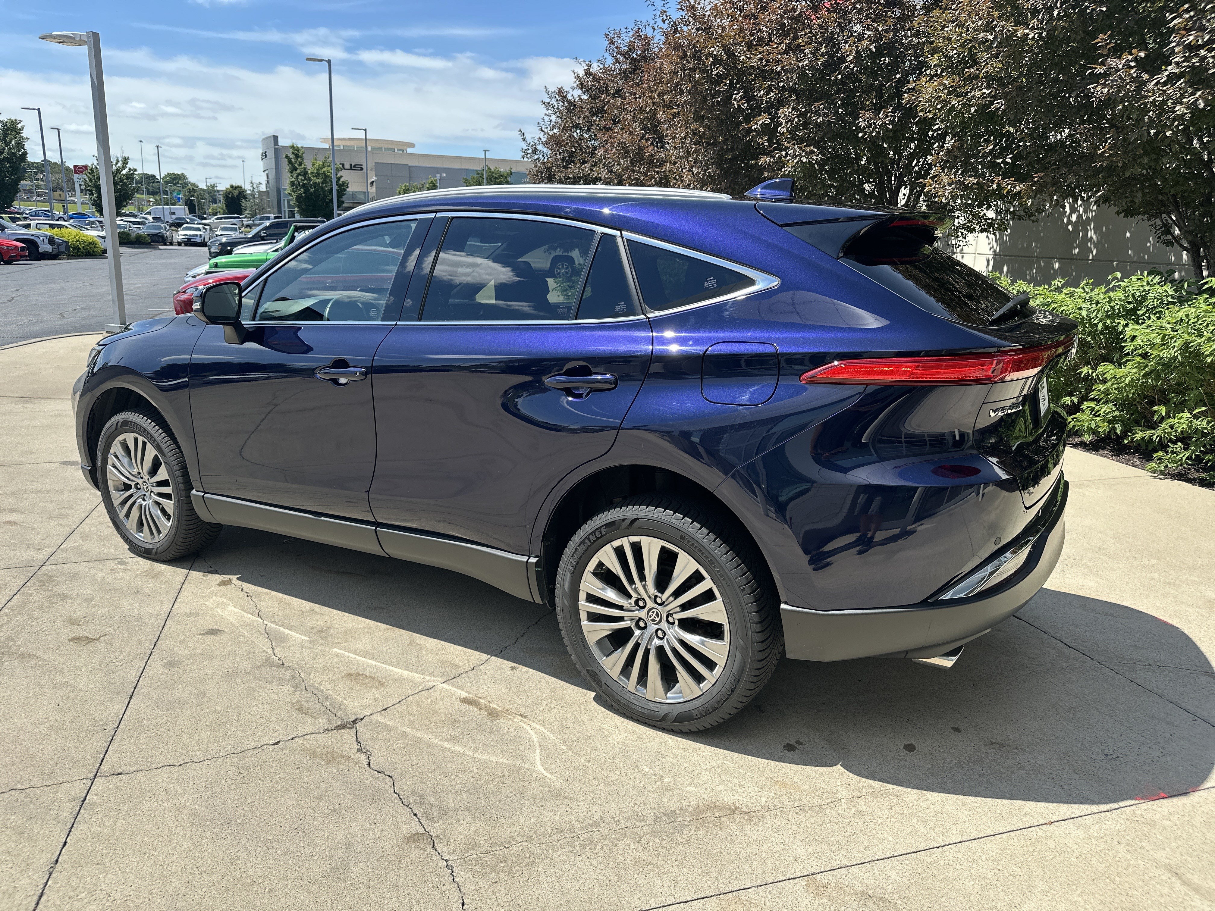 Used 2023 Toyota Venza XLE AWD/4WD image 7