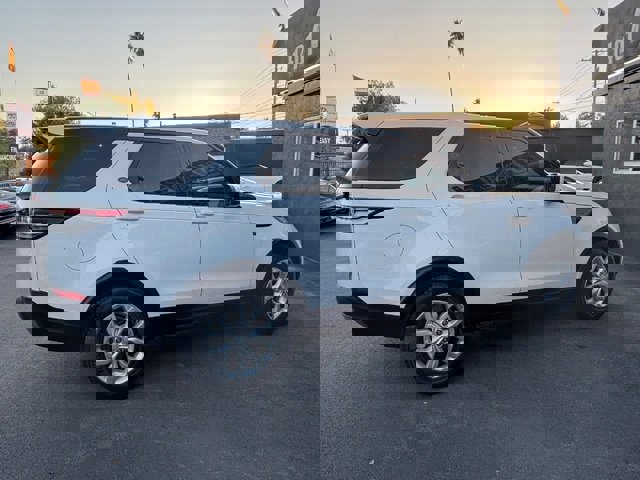Used 2017 Land Rover Discovery SE image 24