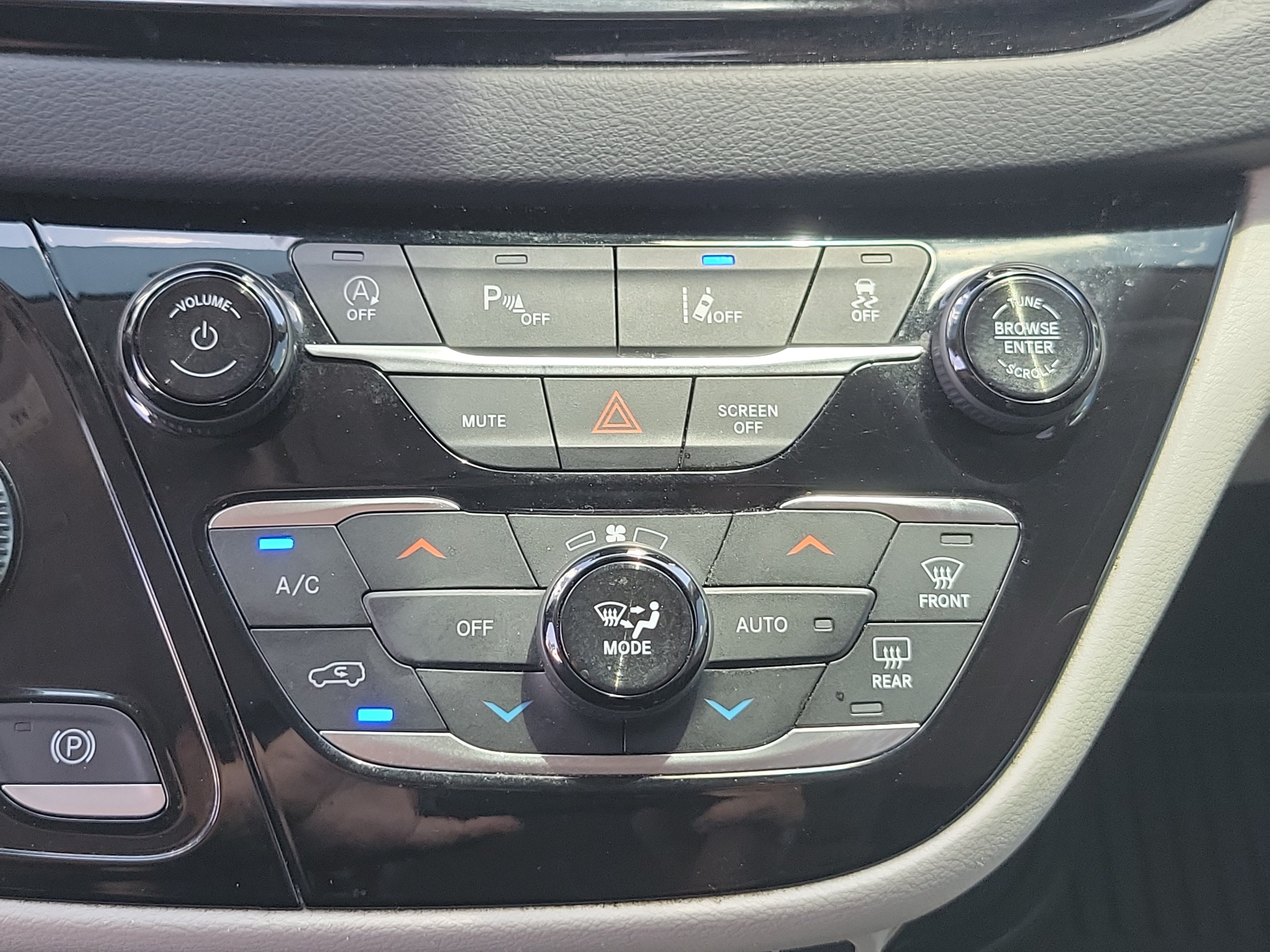 Used 2023 Chrysler Pacifica Touring-L FWD image 28