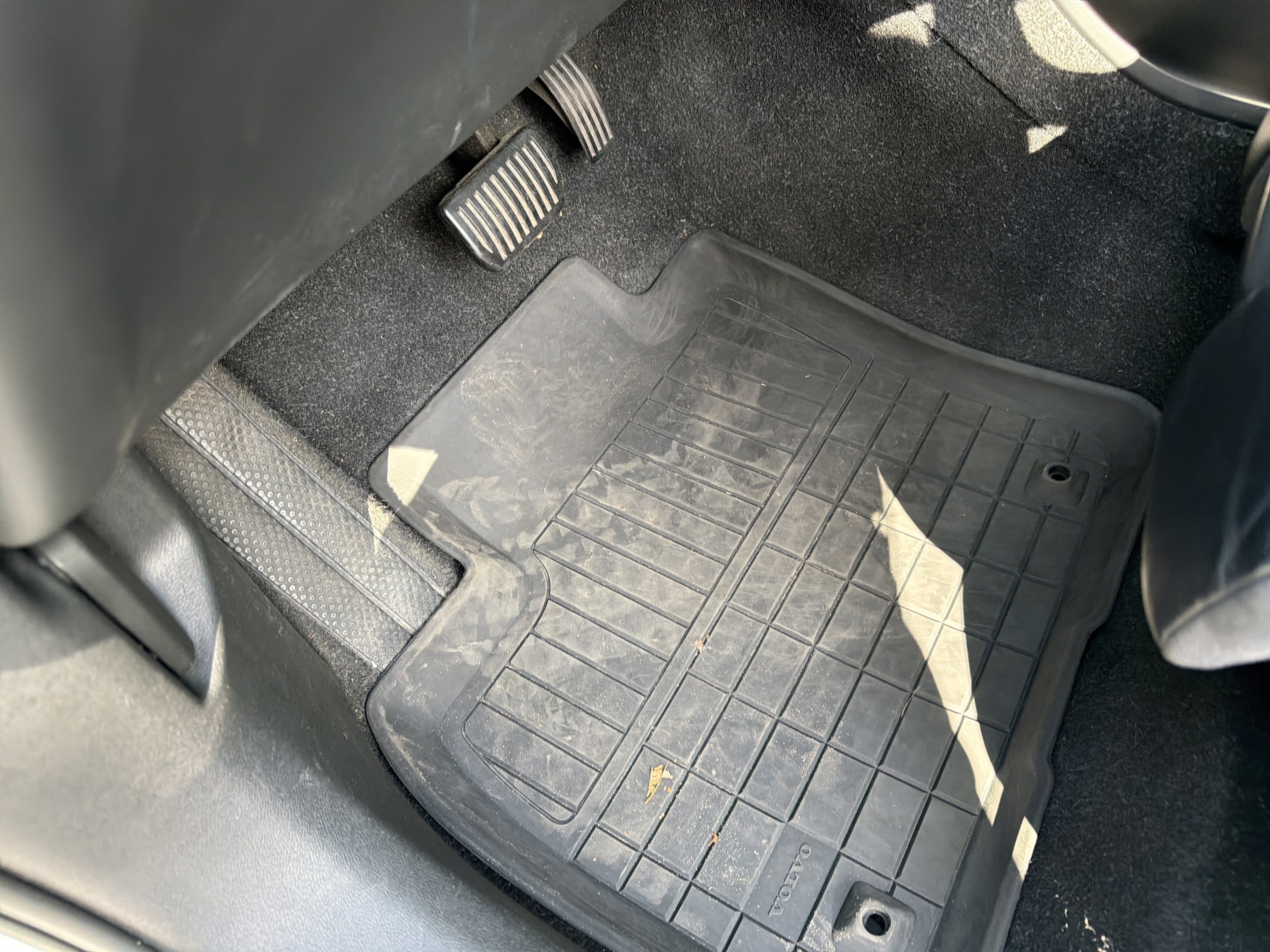 Certified 2023 Volvo XC40 B4 Plus w/ Driver Assist Package image 17