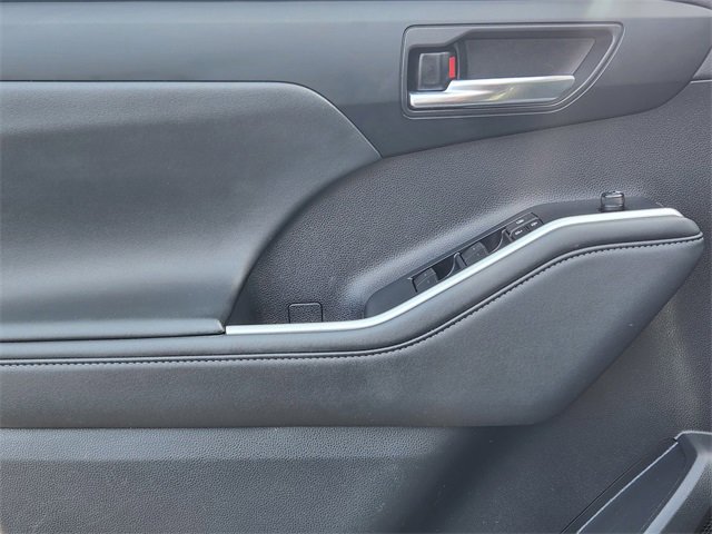 Used 2022 Toyota Highlander XLE image 6