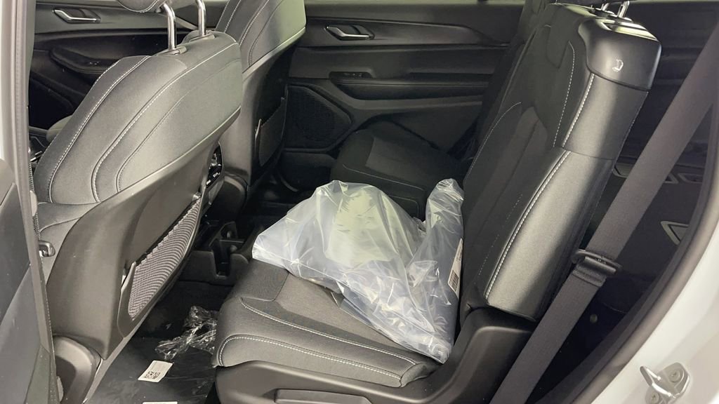 New 2025 Jeep Grand Cherokee L Laredo image 13
