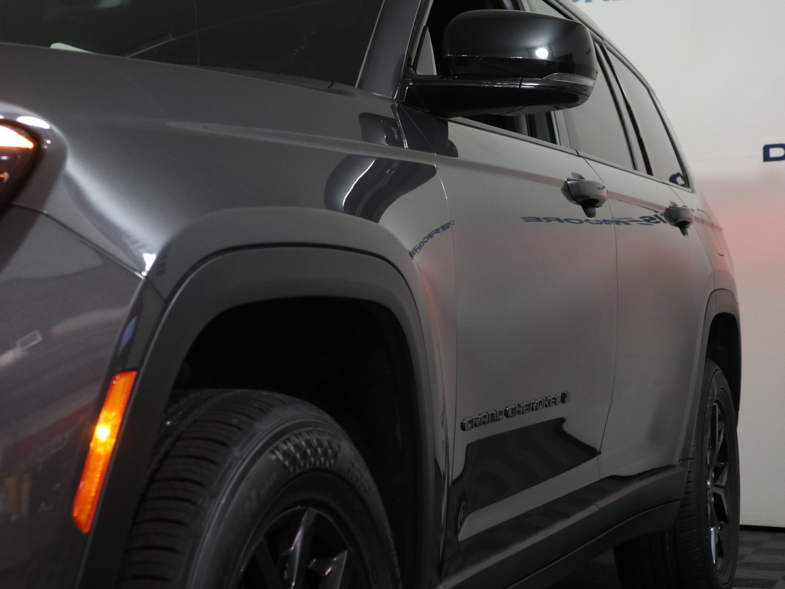 Used 2024 Jeep Grand Cherokee L Laredo image 12