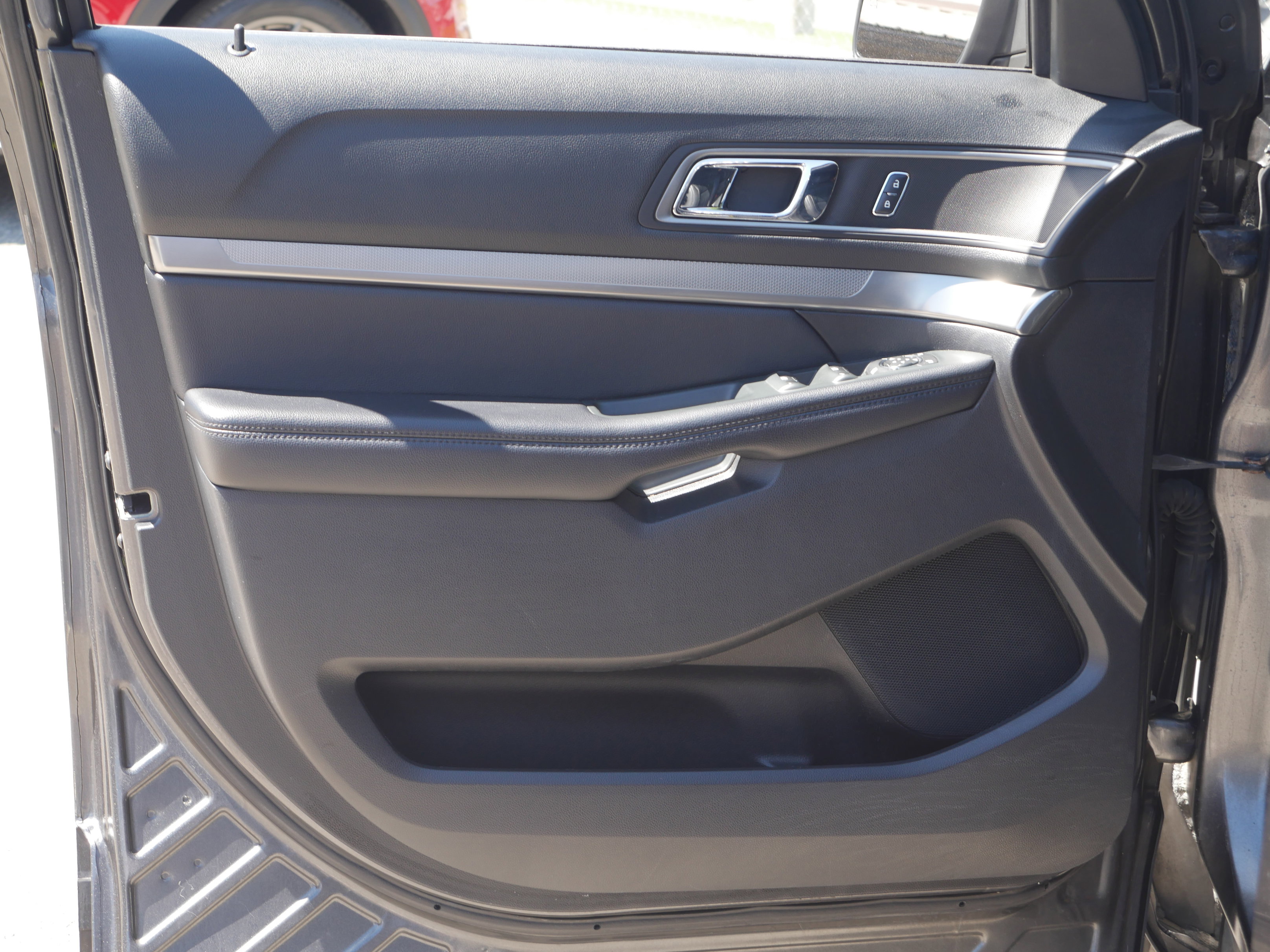 Used 2018 Ford Explorer XLT w/ Equipment Group 202A AWD/4WD image 35