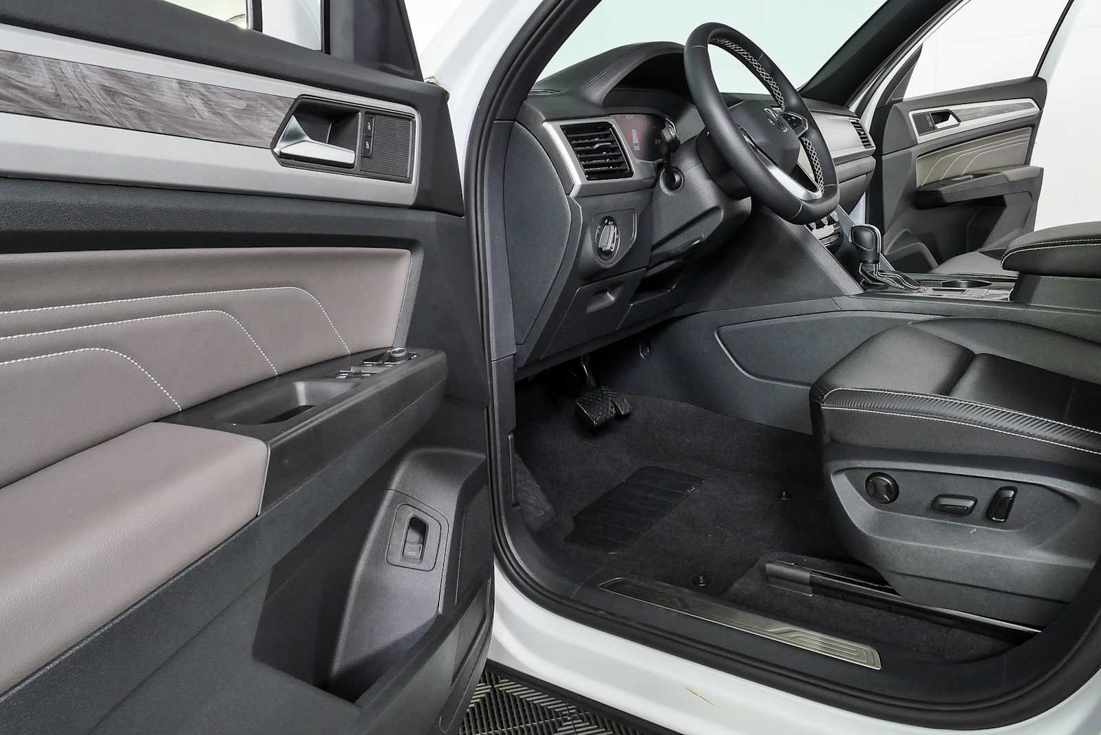 Certified 2023 Volkswagen Atlas Cross Sport SE FWD image 10