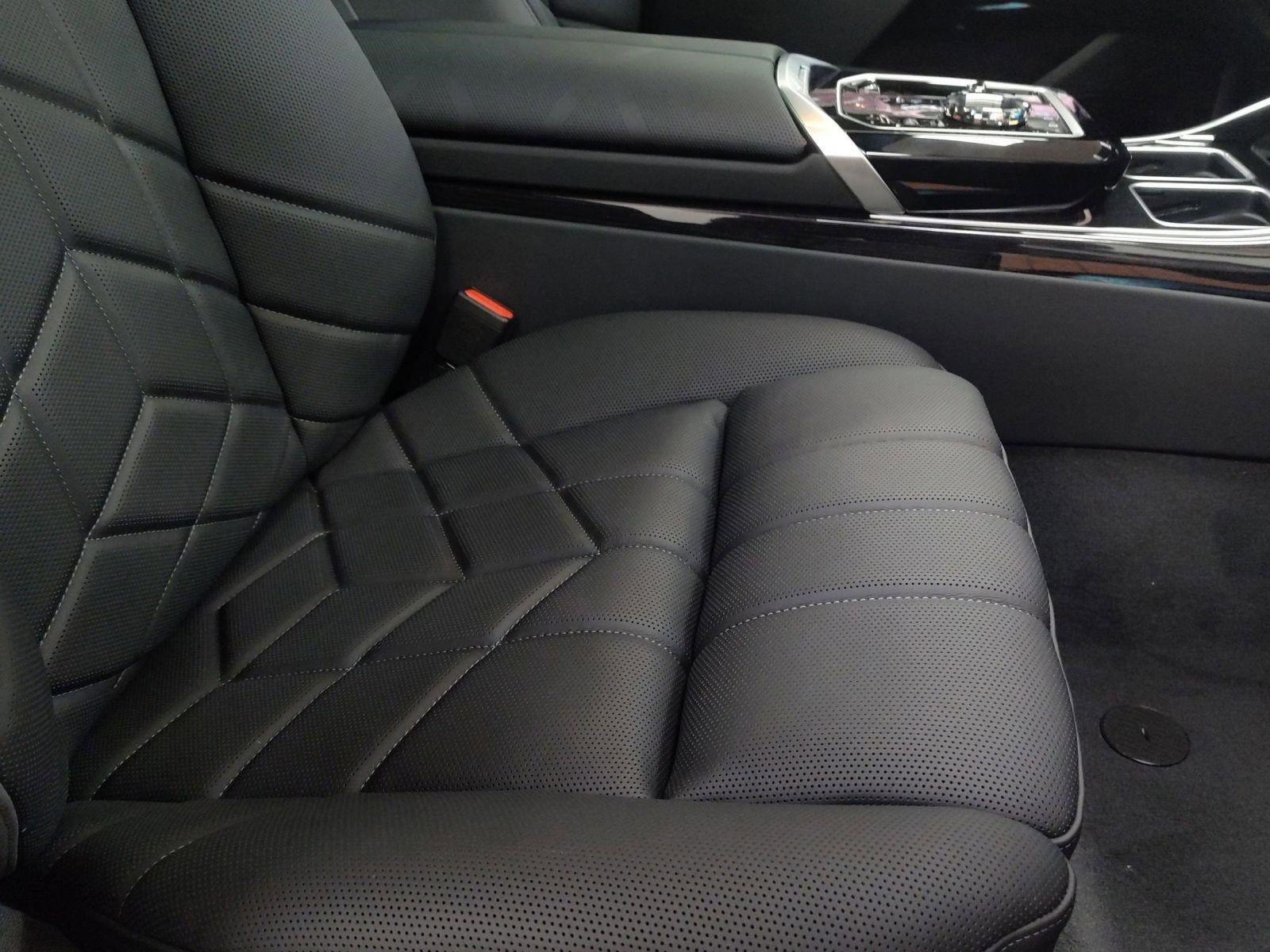 Used 2026 BMW 750e xDrive AWD/4WD image 27