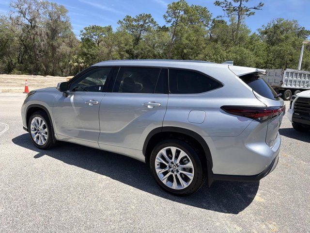 Used 2024 Toyota Highlander Limited image 4