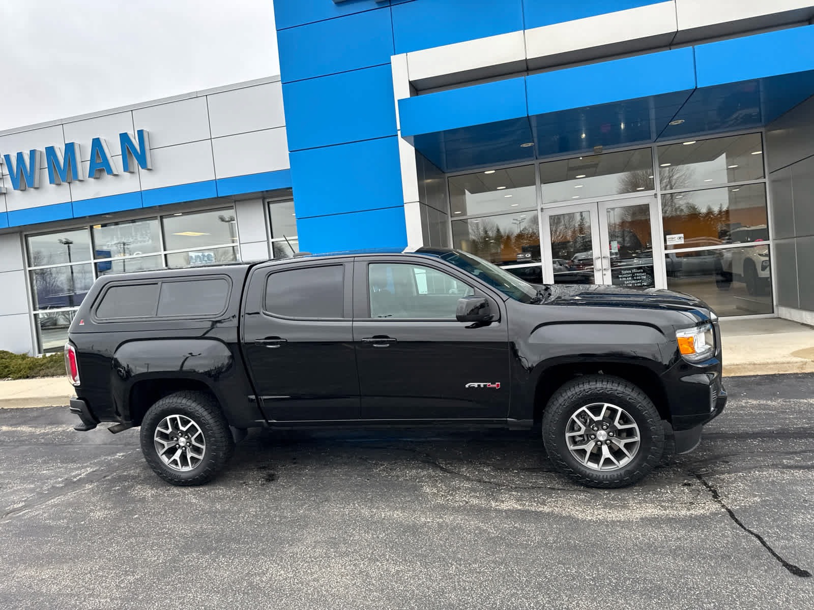 Used 2022 GMC Canyon AT4 w/ Driver Alert Package AWD/4WD image 2