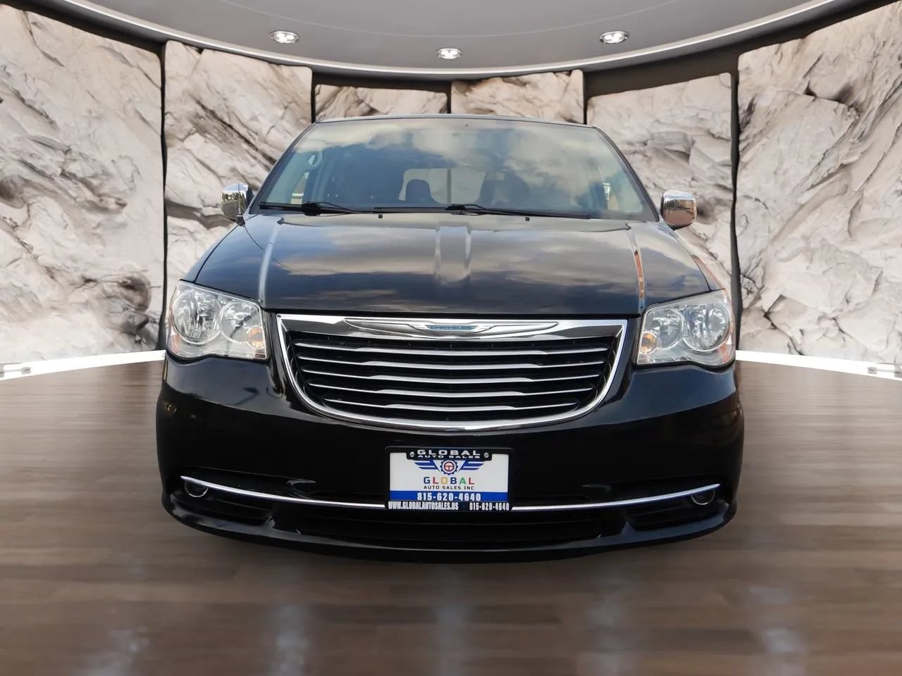 Used 2015 Chrysler Town & Country Touring-L w/ Driver Convenience Group FWD image 2