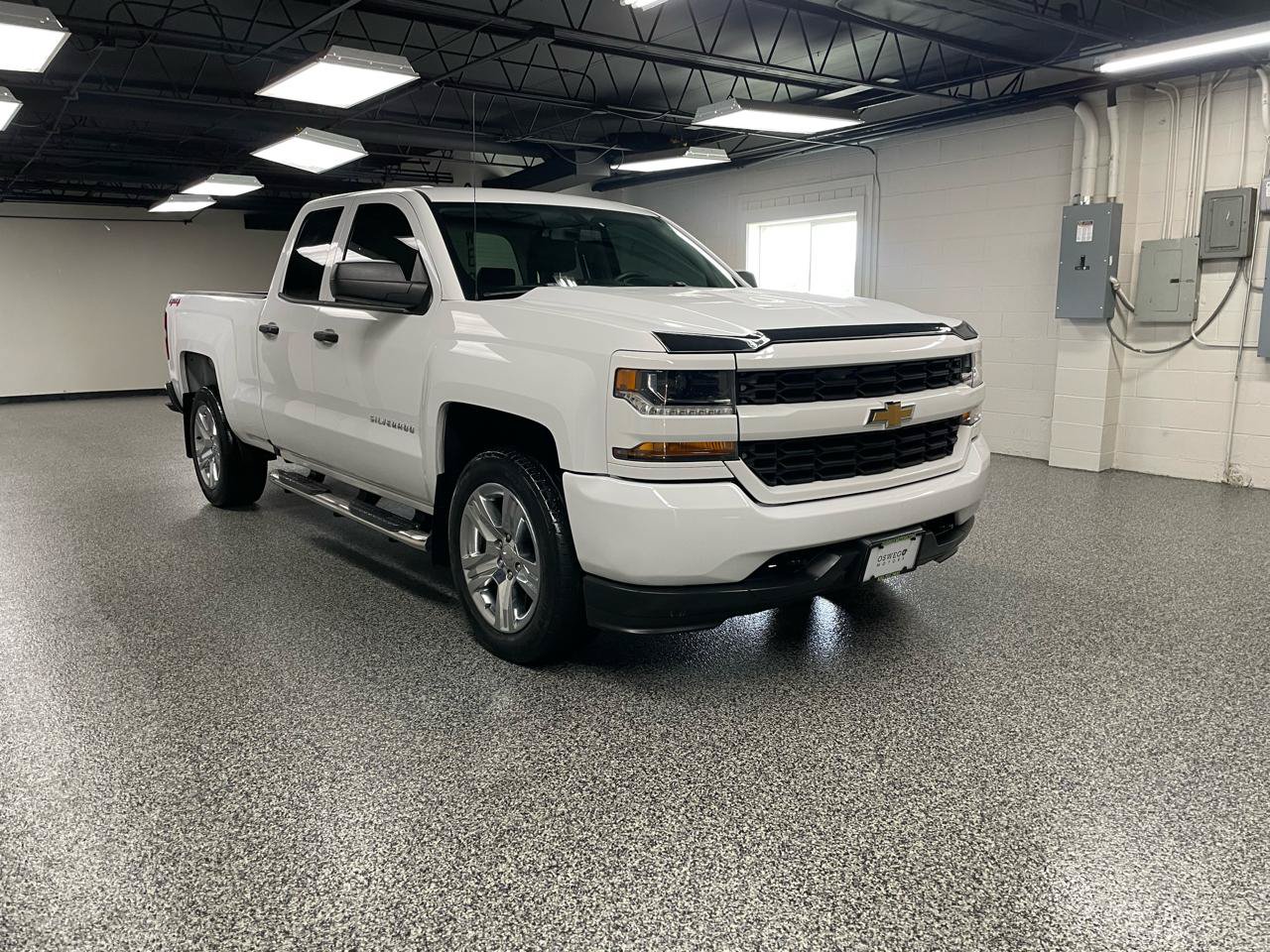 Used 2017 Chevrolet Silverado 1500 Custom w/ Custom Convenience Package AWD/4WD image 4