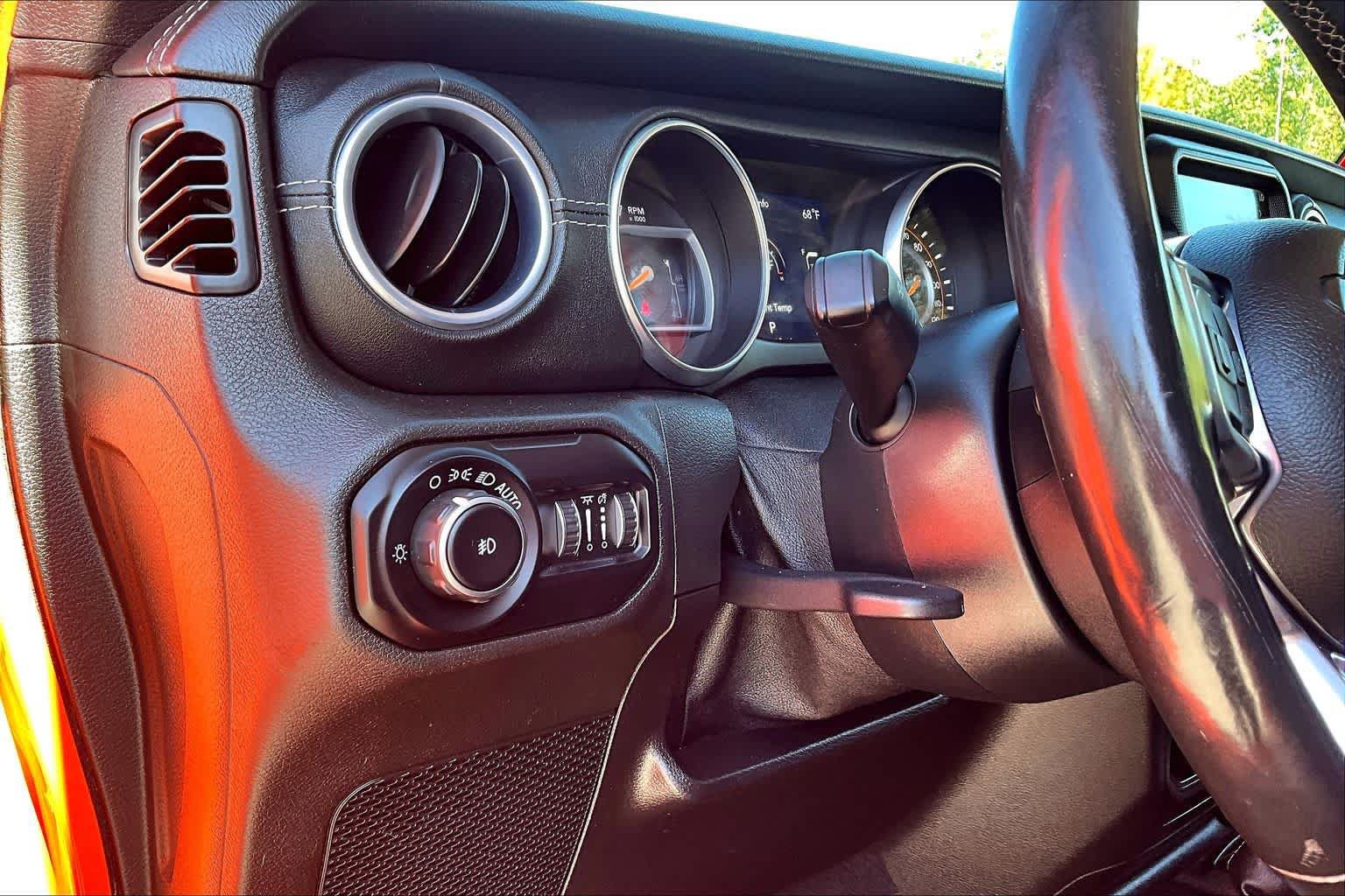 Used 2018 Jeep Wrangler Unlimited Sahara AWD/4WD image 37