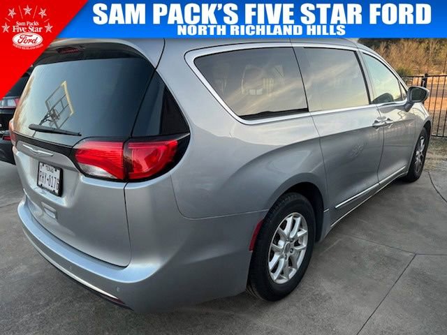 Used 2020 Chrysler Pacifica Touring-L image 3